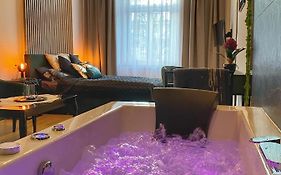 Apartament czarny z jacuzzi